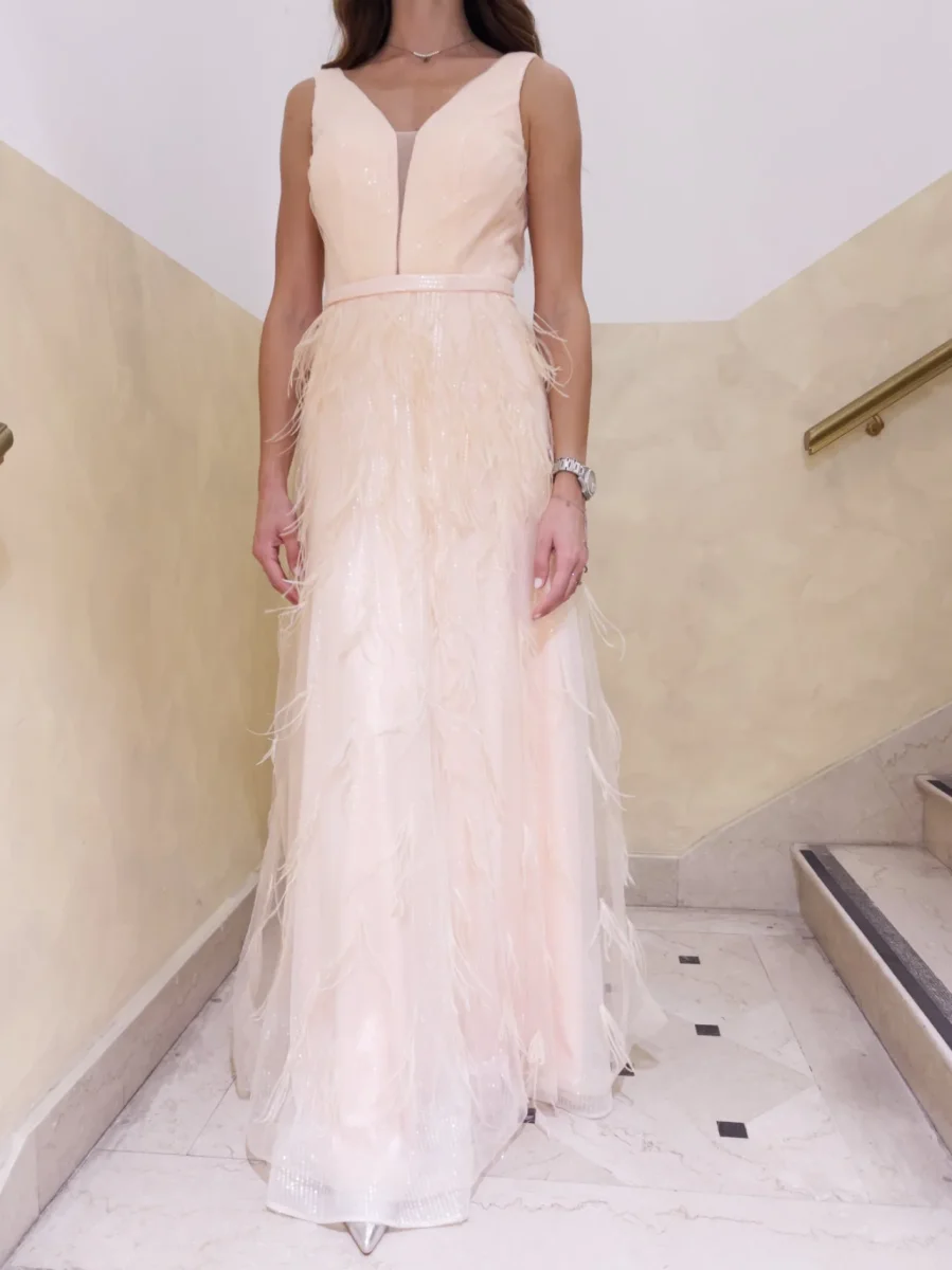 Abito con paillettes e piume - immagine 3