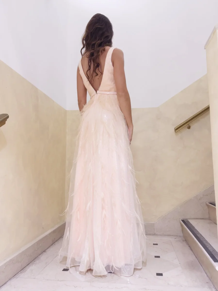 Abito con paillettes e piume - immagine 5